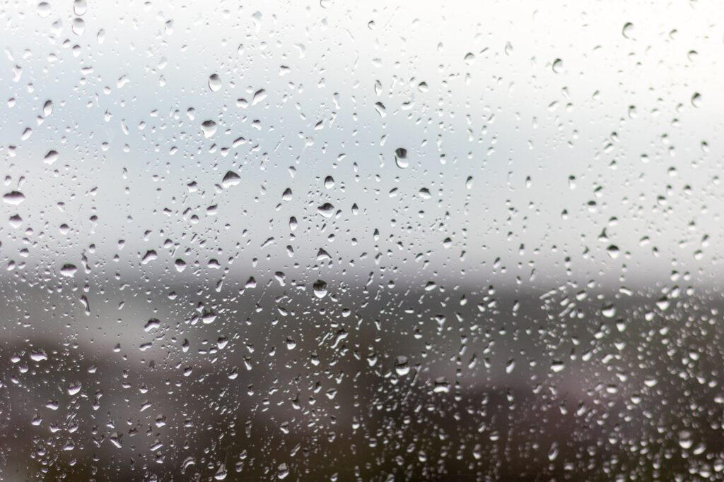 Regentropfen auf Fensterscheibe