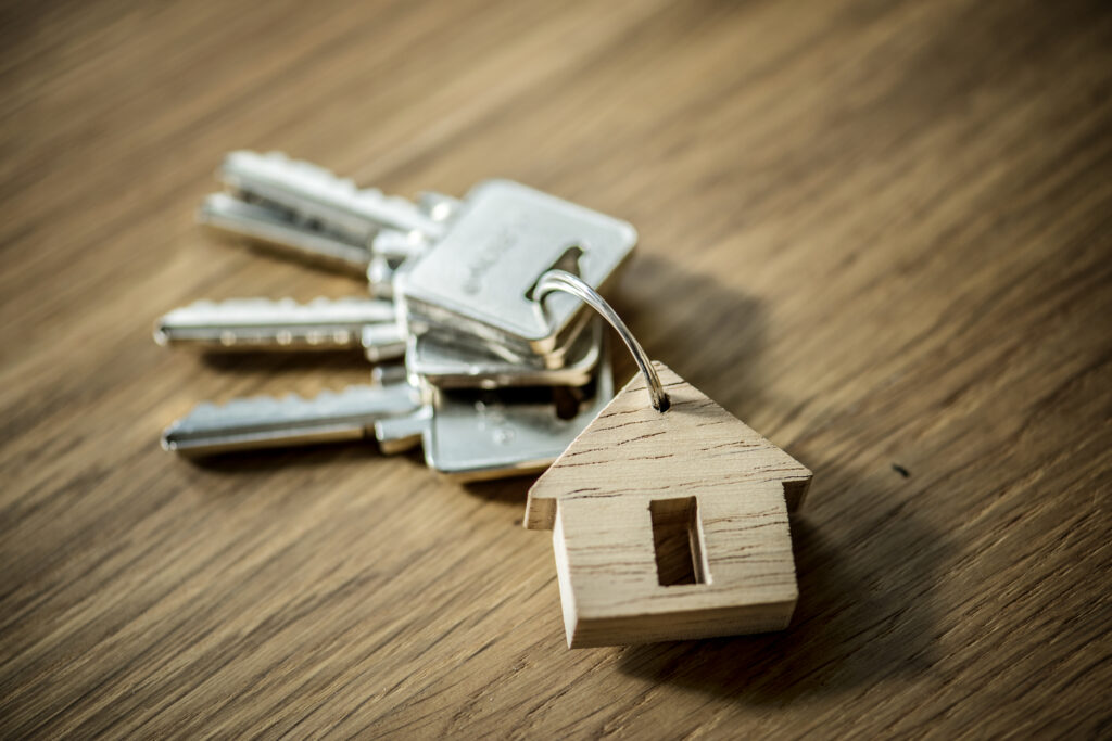 Drei Schlüssel mit Schlüsselanhänger in Form eines Hauses