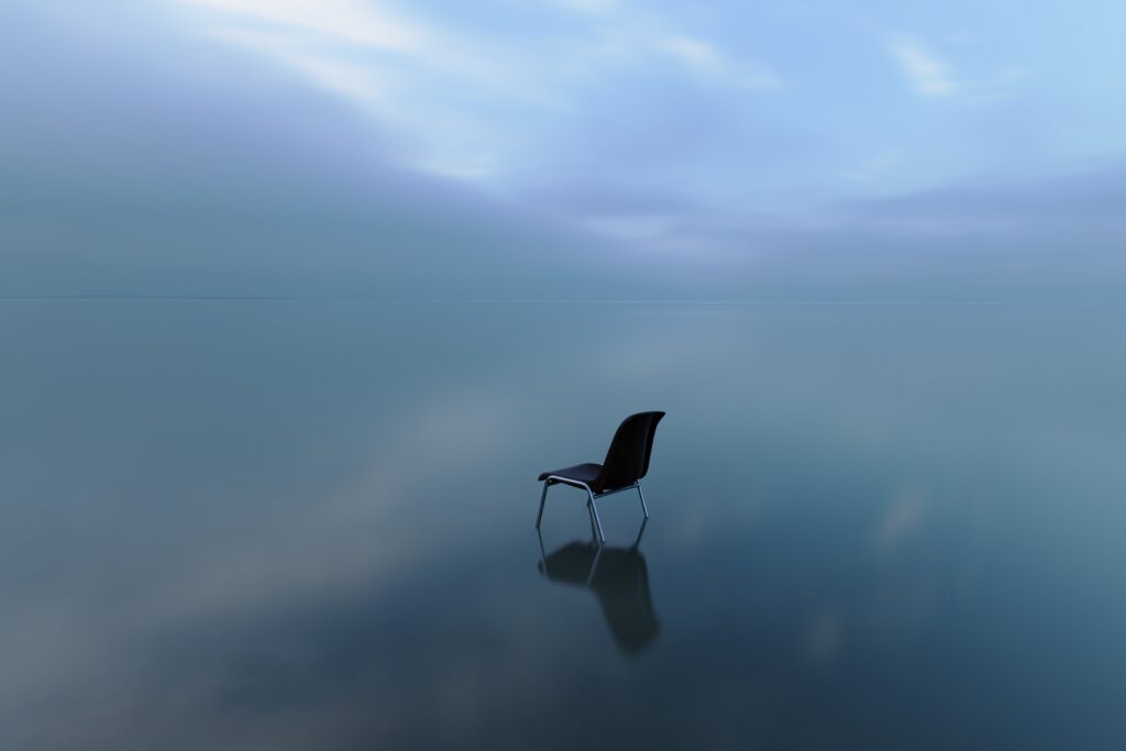 Stuhl steht in einem weiten See